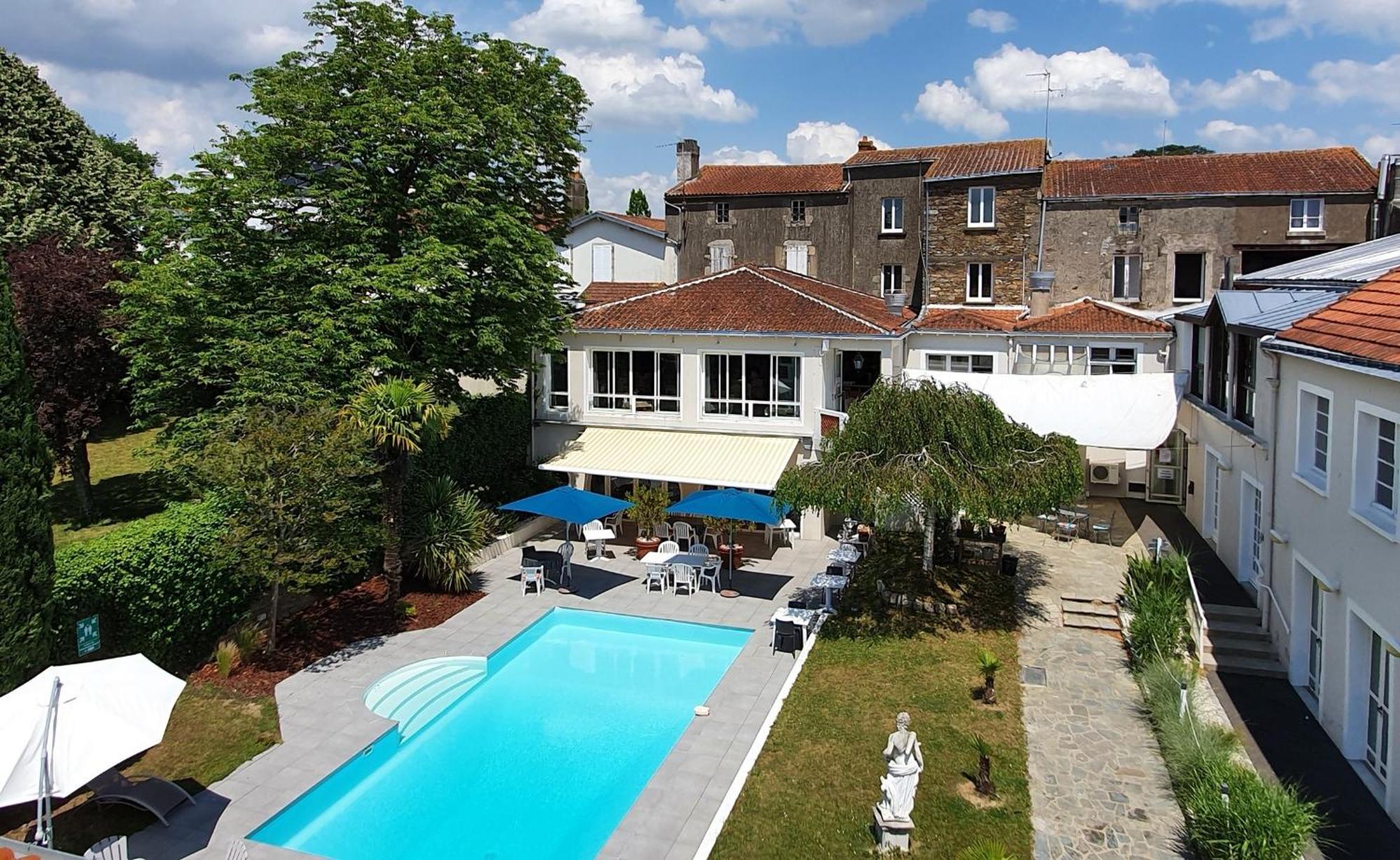 Hotel Restaurant Les Voyageurs Montaigu-Vendee Exterior photo
