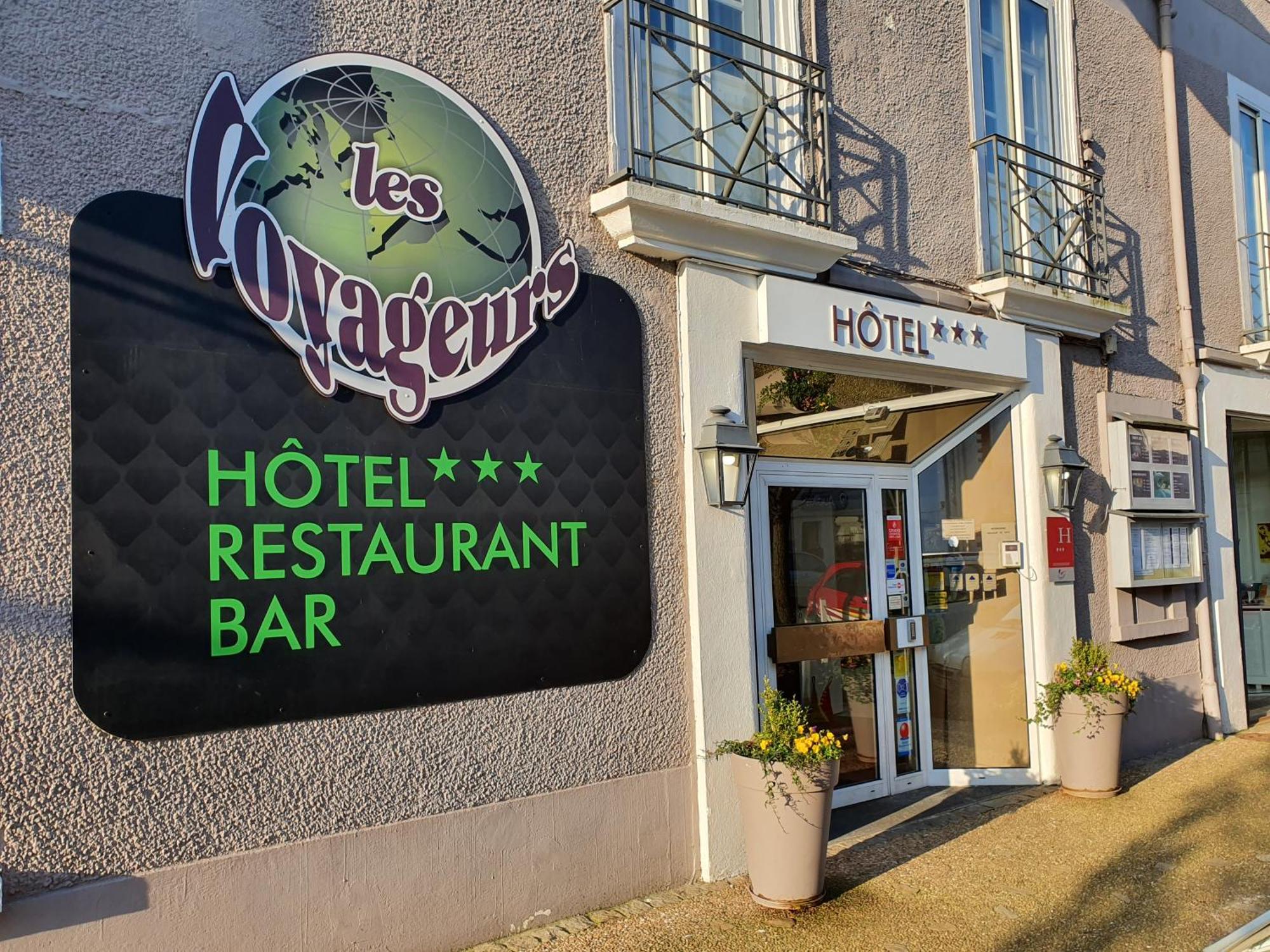 Hotel Restaurant Les Voyageurs Montaigu-Vendee Exterior photo