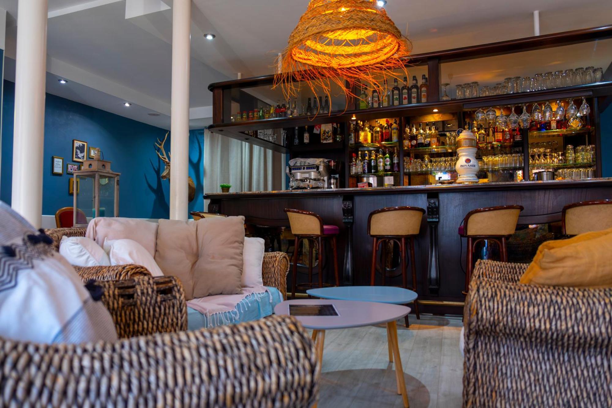 Hotel Restaurant Les Voyageurs Montaigu-Vendee Exterior photo